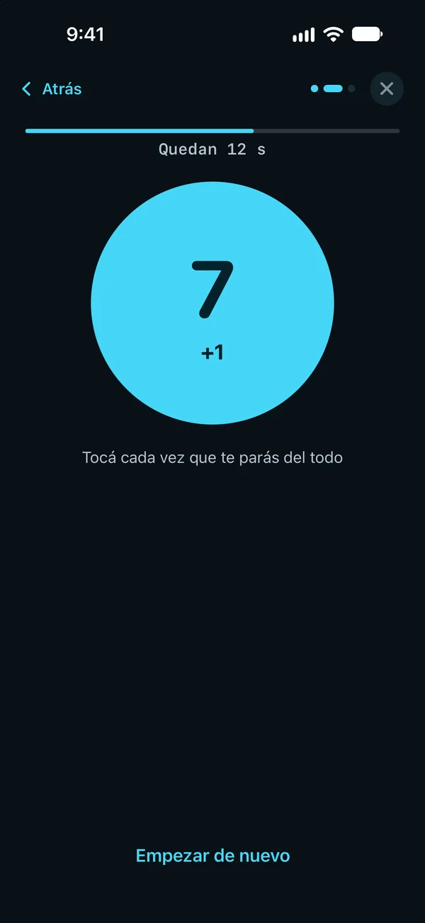 La prueba de pararse de la silla en 30 segundos en marcha: un contador grande en 7 con un botón +1 y los segundos que quedan.